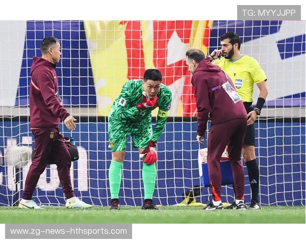 王大雷在对抗赛中单手托出必进头球，获评集训MVP